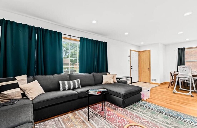 Comfy Family-Friendly Getaway less than 15 mins to Downtown