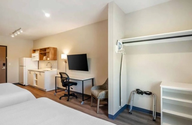 Family-Friendly Suite w/ Kitchen Near Six Mile Cypress Preserve | 4 Units