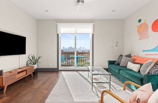 Family-friendly Townhouse with stunning Skyline View & Balcony