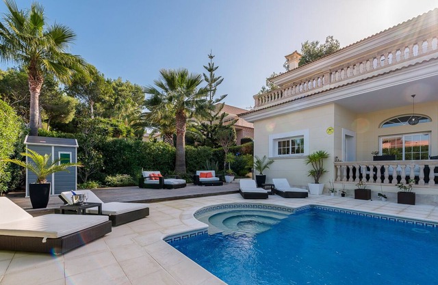 Villa Tres Reyes, ideal para familias, con una amplia área de piscina
