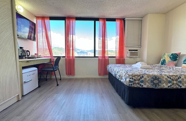 Family/Friends Hotel in Terrific Honolulu Room, AC