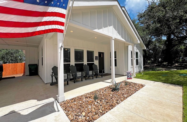 Family Fun, Fresh and New Home Near Canyon Lake!