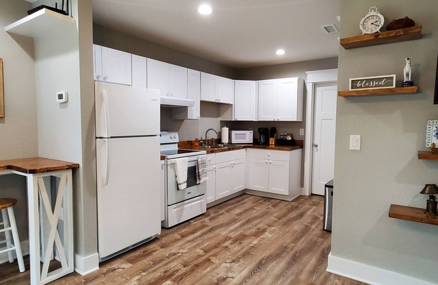 Family Guesthouse - 1 mile to Downtown Manteo