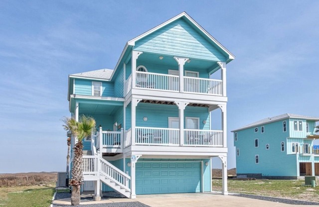 Family home, Beach, Ocean views, Community headed pool & hot tub, game room