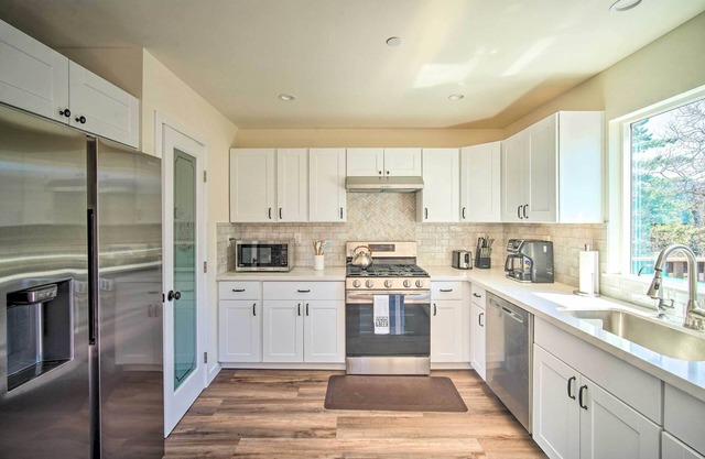 Family Home w/ Deck & View, 4 Mi to Lake Arrowhead