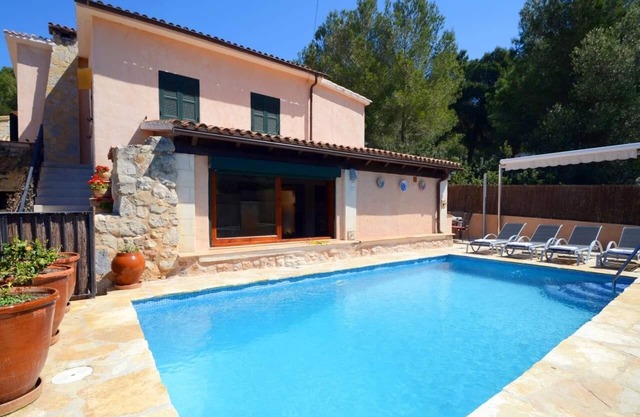 Casa familiar con piscina climatizable a 2' de la playa.