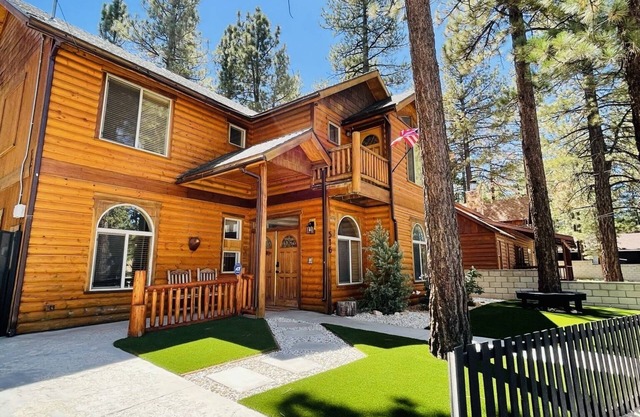 Family Modern Cabin w/ Game Room+Hot Tub+BBQ