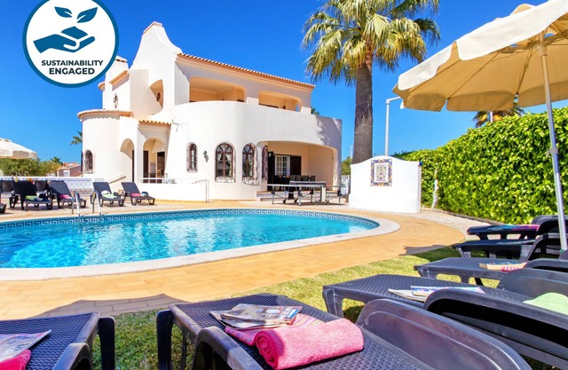 Family-perfect villa w/ heatable pool, Galé
