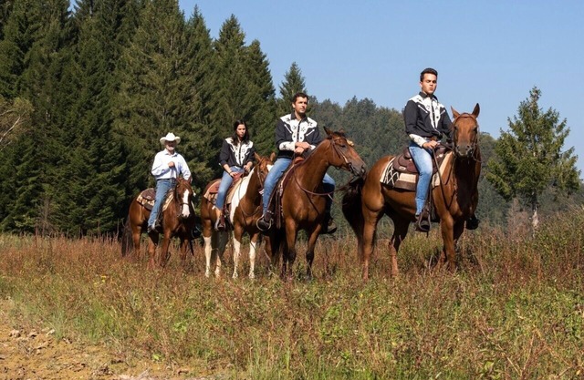 Familia y mascotas en Ranch Marina con caballos
