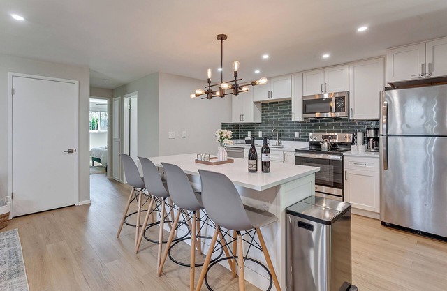 Family & Pet-Friendly 2-bedroom house in walkable Portland w/ King bed, AC, WiFi