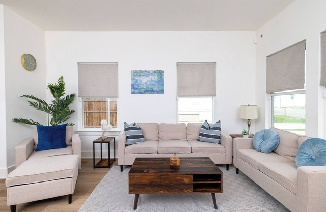 Bright & Accessible Fort Worth Stay – Fenced Yard