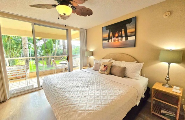 Resort Style Condo- Full Kitchen, WiFi, AC- Walk to Beach and Shops