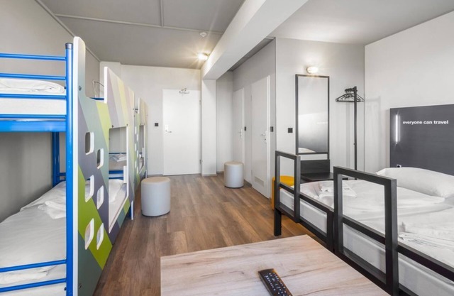 Family room, shower, WC - a&o Dresden Hauptbahnhof