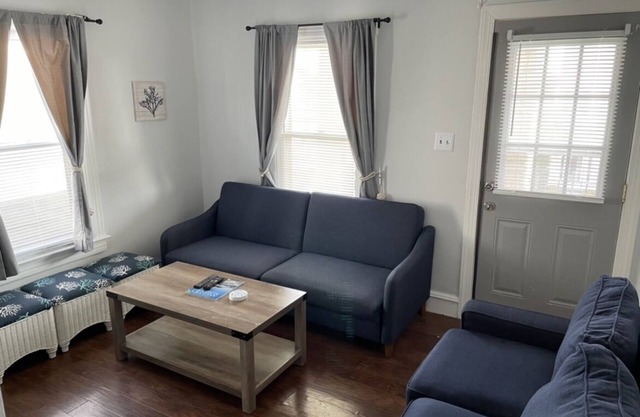 Family Sized, Pet Friendly Condo. Two Blocks to Everything!
