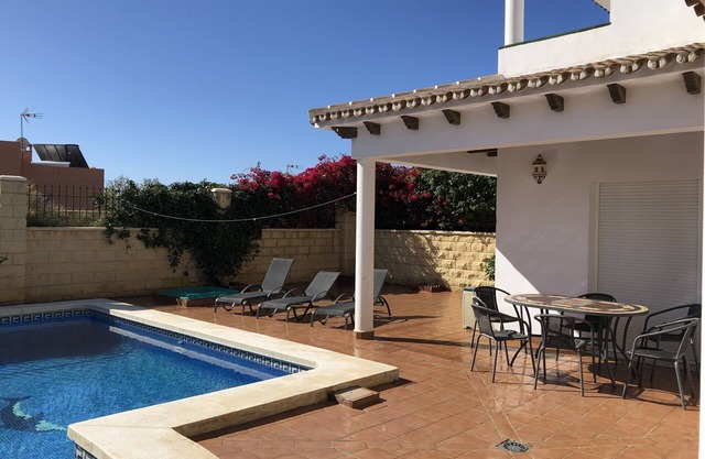 Villa familiar de 3 camas con piscina privada Capacidad para 6/8. 15 minutos a pie de la ciudad y la playa