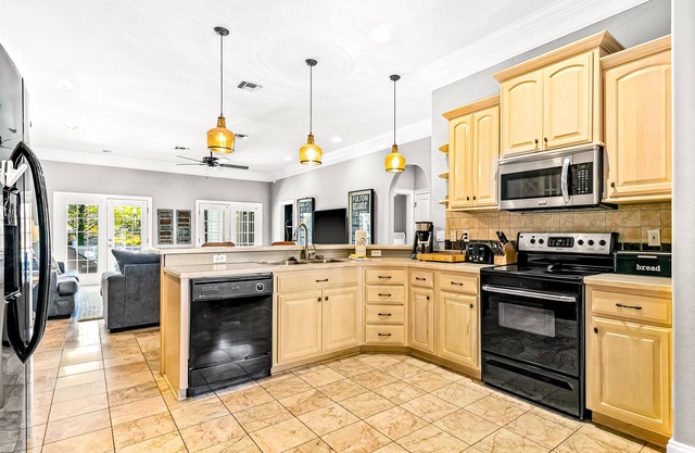 Family Villa with Sun Deck, Patio, Private Pool, Grill - Full Kitchen + WiFi