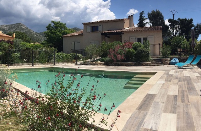 Villa con piscina en un encantador pueblo provenzal