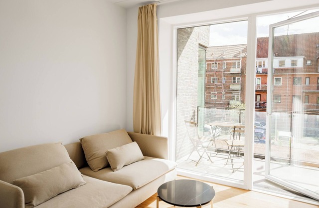 Fantastic 2-bed w/ Balcony - 390