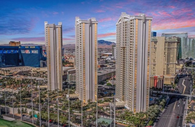 Fantastic condo on the Last Vegas strip with breathtaking mountain views and NO RESORT FEES!