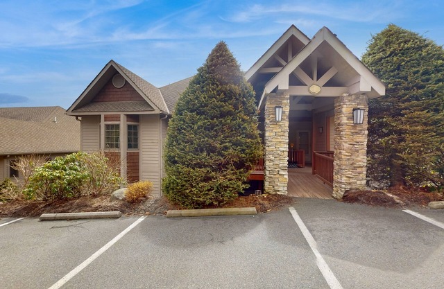 Fantastic condo with large deck, fireplace, stunning Grandfather Mountain vistas