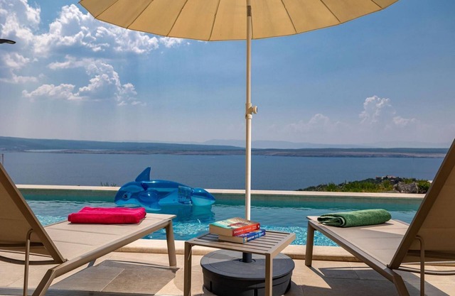 Fantástica finca a sólo 480 metros de la playa con vistas al mar, piscina privada, lavadora