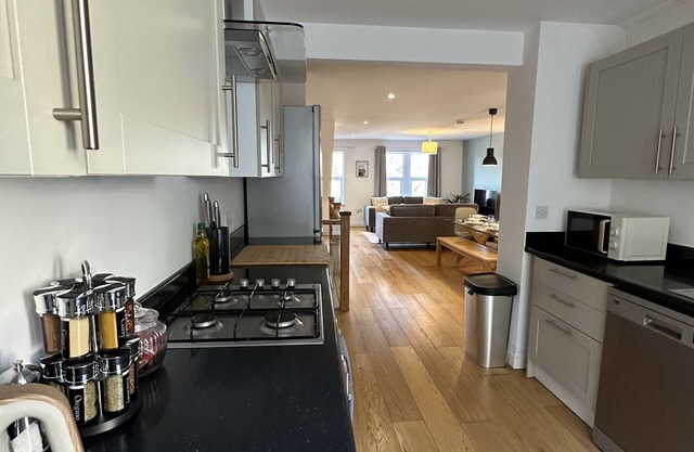 Fantastic large town house situated 9 minute drive away from Bristol City Centre