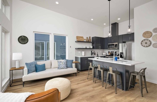 Fantastic Newly Constructed Ebb Street Loft, Large Deck w/ Views, Short Walk to Beach, Food, & Fun