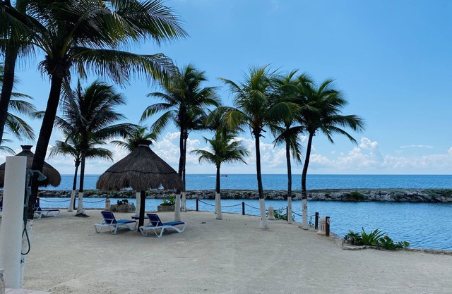 Fantastic Oceanfront condo with private beach: best view in Puerto Aventuras