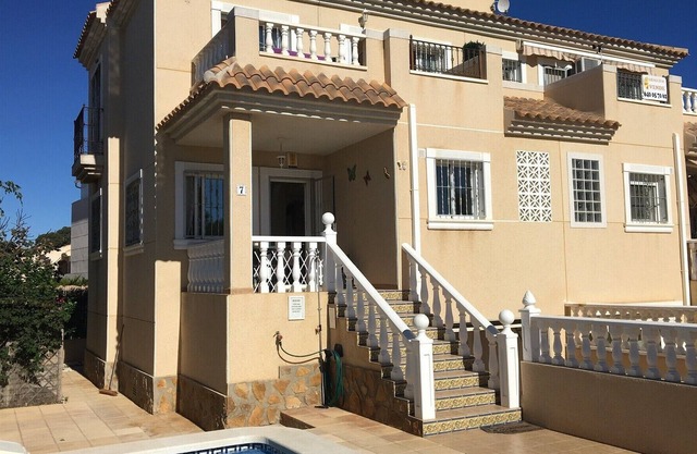 Villa amplia con piscina privada, a 250 metros de una hermosa playa de arena.