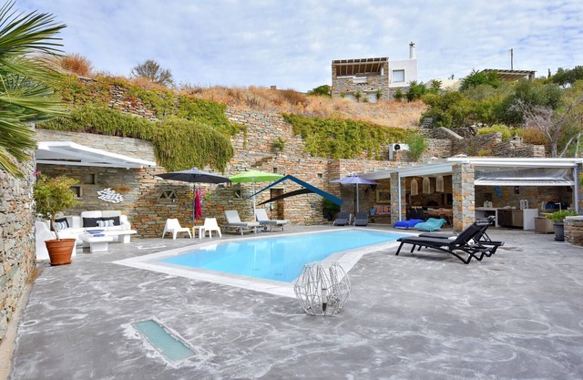 Fantastic villa with a pool & large outdoor space for sunbathing & dining