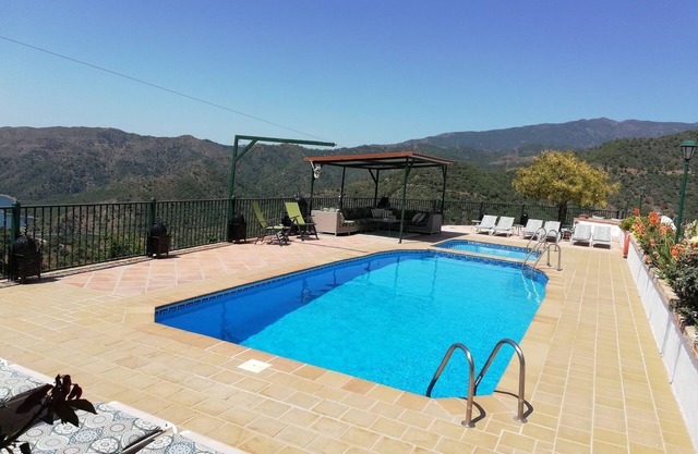 FANTASTICA VILLA CON PISCINA Y JARDIN PRIVADOS EN ISTAN CERCA DE MARBELLA