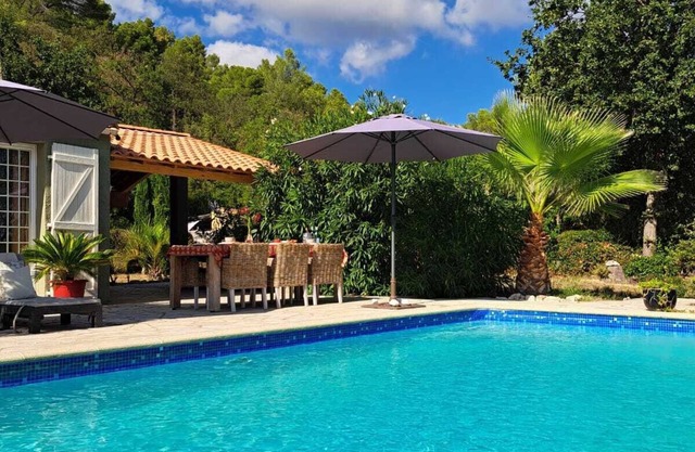 Villa independiente fantásticamente ubicada con piscina privada para 8 personas.