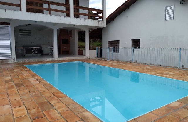 Finca con piscina y barbacoa.