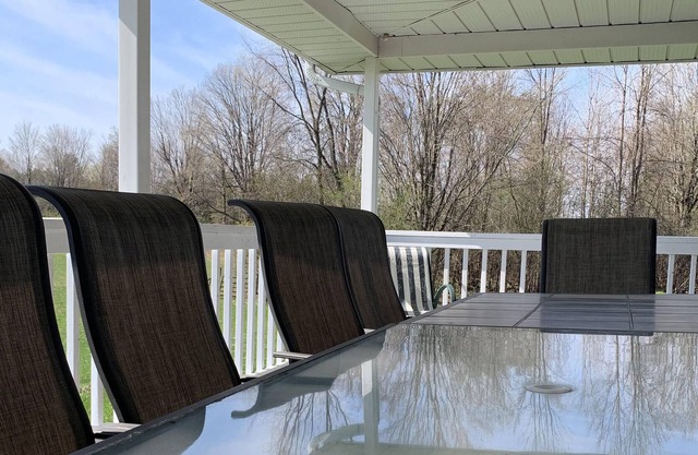 5 minutes to Big Rideau Lake, off Cataraqui Trail