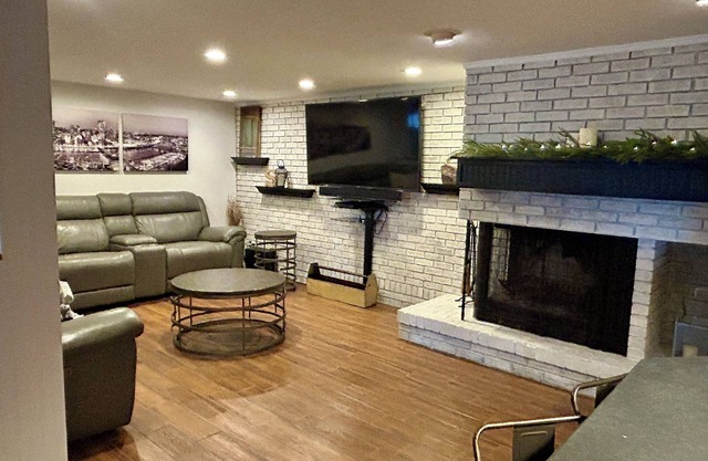 FARMHOUSE ON FIRST- SUPER close to CASV - Spacious 5-bedroom home