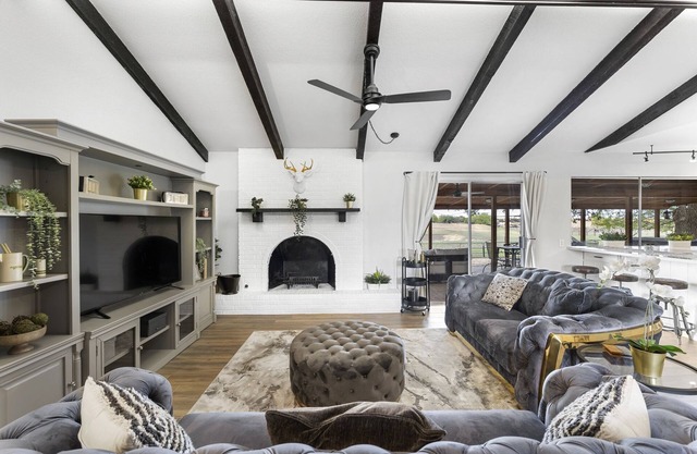 Farmhouse Retreat ~ Jacuzzi ~ Mini Cows + Ponies ~ Games + Pool ~ Fire Pit + BBQ