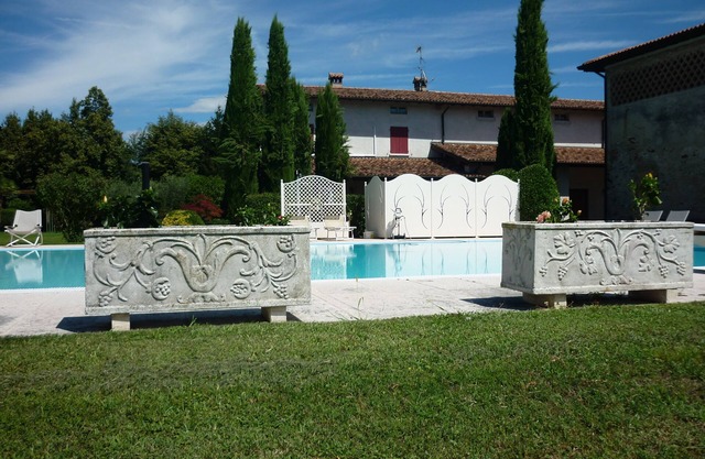 Granja rodeada de vegetación con parque y piscina en absoluta privacidad.