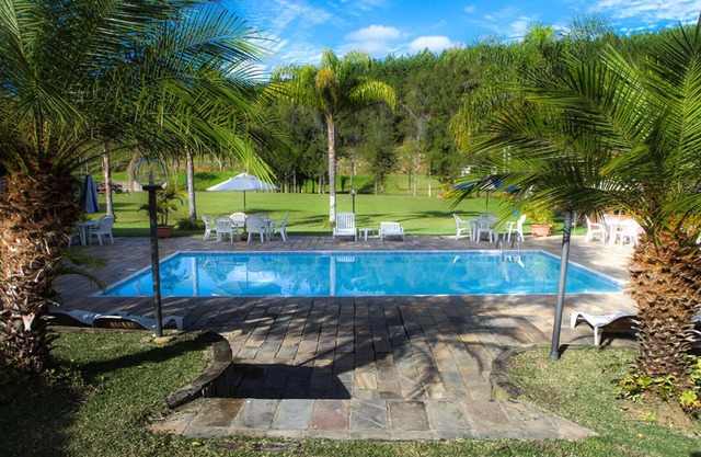 Casa rural con 8 suites, wifi, piscina, cancha de tenis, sauna y más.