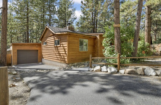 Fawnskin Cottage- Adorable Relaxing Retreat Cabin