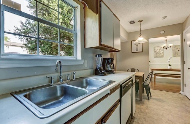 Fenced Yard w/ Pool! Laurelwood Lodging