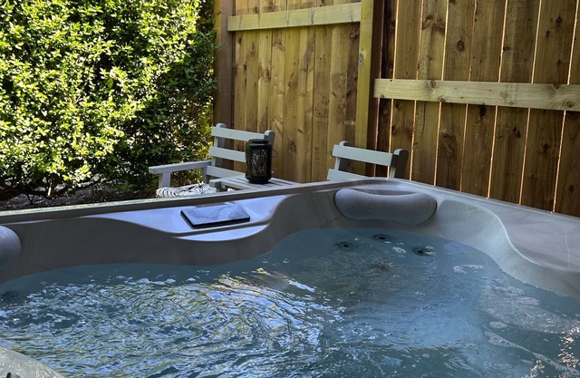 Fernlea Luxury Shepherds Hut - Sleeps 2 & Hot Tub