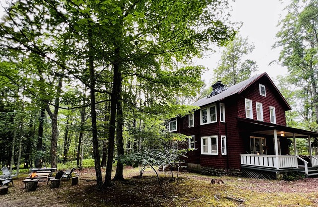 This cottage is a 3 bedroom(s), 2.5 bathrooms, located in Barrett Township, PA.