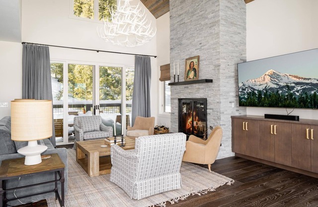 Summer Availability! Luxury Ski-In, Ski-Out Mountain Home with hot tub, wifi & 4 decks