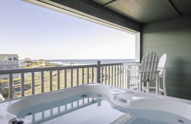 Condominio con vista al mar en la planta superior con jacuzzi privado en el balcón, muchas actualizaciones recientes