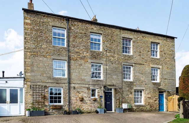 FIELD VIEW APARTMENT, pet friendly, with open fire in Barnard Castle