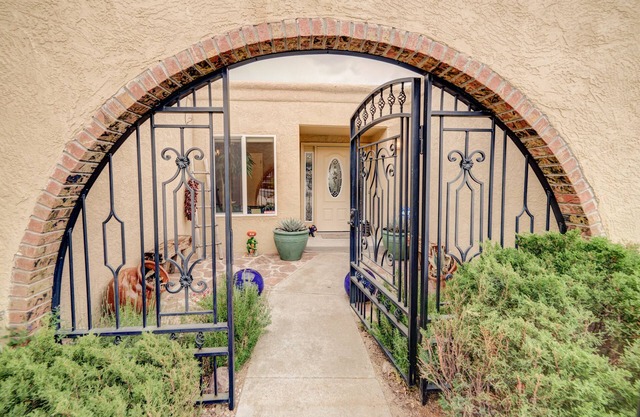 Fiery Sunsets en Quiet Foothills Setting-Remodeled!
