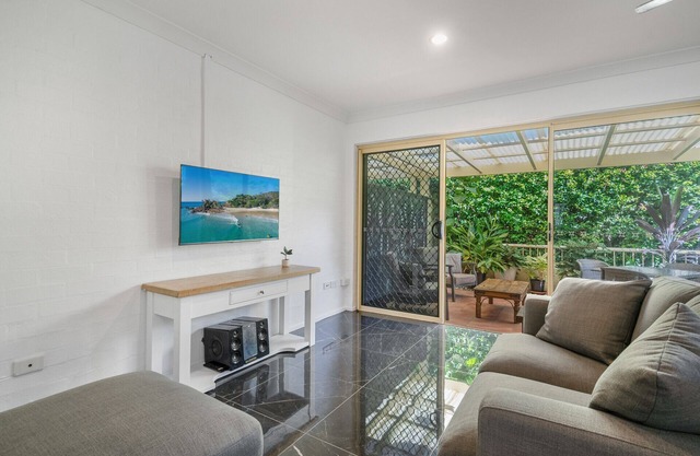 2 bedroom 2 bathroom apartment 2 minute walk to Main Beach