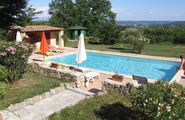 Casa de campo "Maison Tournesol - Mas de bel Air" con piscina compartida y Wi-Fi