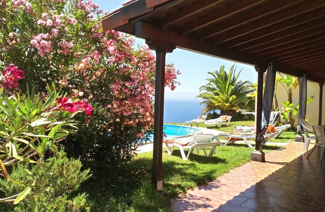 Finca con piscina e impresionantes vistas al mar, directamente sobre el mar a 220 metros sobre el nivel del mar.