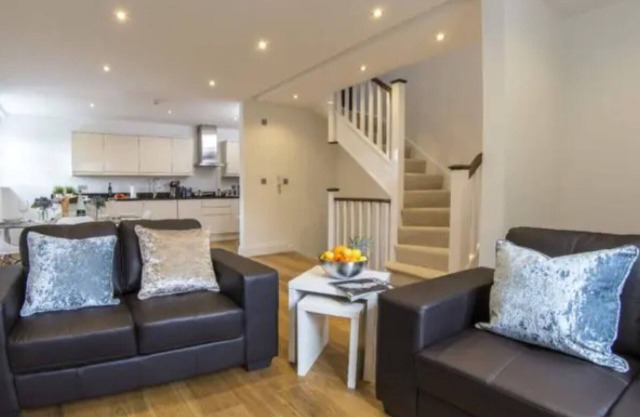 Finchley Central - Luxury 2-3 bed triplex apartment